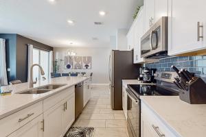 Spacious townhouse with resort amenities, private heated pool and WD