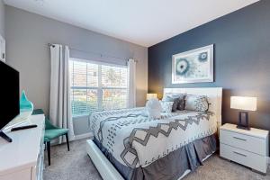 Spacious townhouse with resort amenities, private heated pool and WD