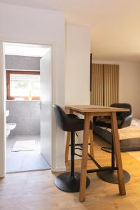12-Modern saniertes Einzimmerapartment mit eigenem Garten inklusive WLAN