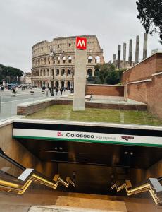 Elodie Deluxe apt -15 min Colosseum Metro - Center -Parking-Balcony