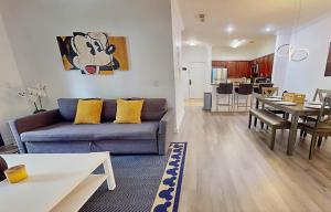 Resort condo with heated pool, gym, BBQ area, patio, WD, childrens pool, AC