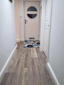 2 Bed Home - Parking Private Garden Wifi