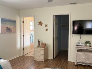 Cozy Pet Friendly Pool Home in Great Location!