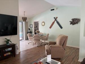 Cozy Pet Friendly Pool Home in Great Location!