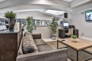Two-story, dog-friendly gem near theme parks with pool, central AC & on-site gym