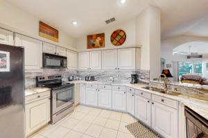 Snowbird-friendly home near Disney with private pool, lanai, tennis, basketball