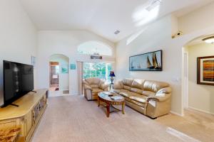 Snowbird-friendly home near Disney with private pool, lanai, tennis, basketball