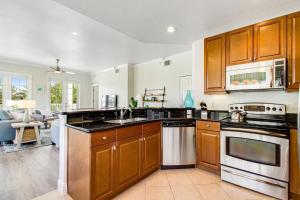 Spacious and Inviting Getaway Condo Close to Disney and Universal