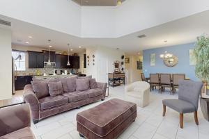 South-facing home w private poolspa and resort lazy river & gym
