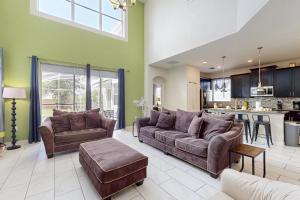 South-facing home w private poolspa and resort lazy river & gym
