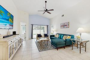 Single-level home with private pool, close to shopping & attractions