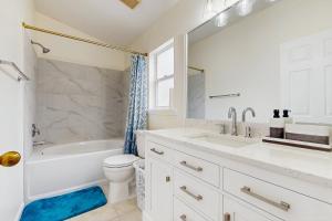 Single-level home with private pool, close to shopping & attractions