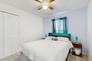 Single-level home with private pool, close to shopping & attractions