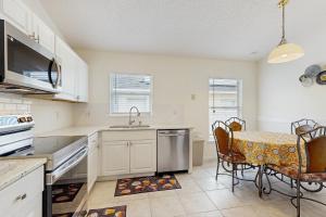 Single-level home with private pool, close to shopping & attractions