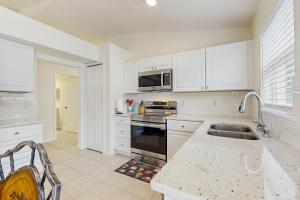 Single-level home with private pool, close to shopping & attractions