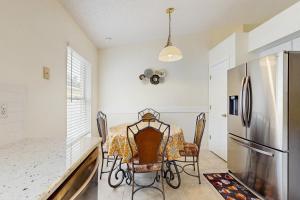 Single-level home with private pool, close to shopping & attractions