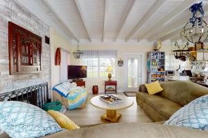 Spacious lakefront house with private dock , gas grill, deck and patio