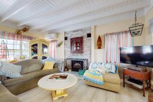 Spacious lakefront house with private dock , gas grill, deck and patio