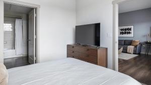 Landing Spectacular 1BD Pool Clubhouse