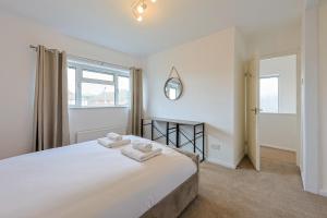 Newly renovated lovely garden driveway parking - Pass the Keys