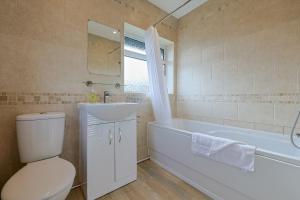 Newly renovated lovely garden driveway parking - Pass the Keys