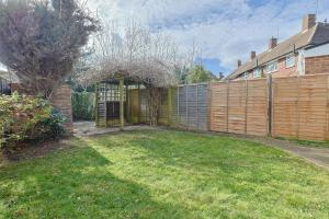 Newly renovated lovely garden driveway parking - Pass the Keys