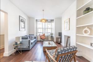 Three Bedroom House in Kensal Green with Garden
