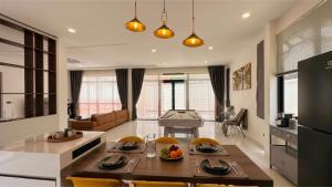 Villa Amarin - Huge 7 BR private pool house in pattaya central next to walking street
