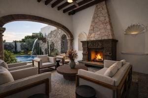 Casa Rose, 6BR Estate with Private Pool & Rooftop
