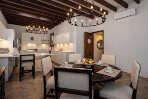 Casa Rose, 6BR Estate with Private Pool & Rooftop