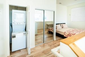 Chic 3-levels 3-Bedroom 2-Bath Loft by Hollywood with 2 Parking