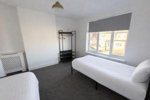 Central Peterborough Home, Garden, Parking, 2 Bed