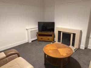 Central Peterborough Home, Garden, Parking, 2 Bed