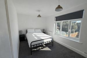 Central Peterborough Home, Garden, Parking, 2 Bed