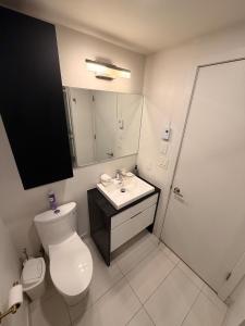 High Rise Skyline DowntownCondo Pool &Free Parking