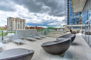 High Rise Skyline DowntownCondo Pool &Free Parking