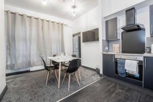 LAW 5 - is 2 Rooms, 4 Beds, Private Parking, Fully Equipped