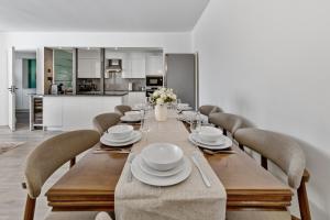 Central London 3 Bedroom Apartment with Private Garden - 1 Min to Earls Court Station Sleeps 8