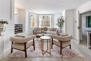 Central London 3 Bedroom Apartment with Private Garden - 1 Min to Earls Court Station Sleeps 8