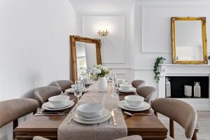 Central London 3 Bedroom Apartment with Private Garden - 1 Min to Earls Court Station Sleeps 8