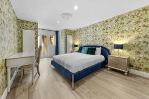 Central London 3 Bedroom Apartment with Private Garden - 1 Min to Earls Court Station Sleeps 8