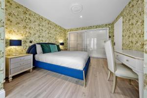 Central London 3 Bedroom Apartment with Private Garden - 1 Min to Earls Court Station Sleeps 8