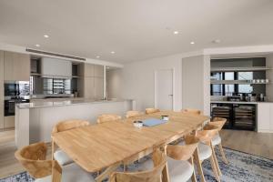 Mermaid Luxe - Spacious 4BR Coastal Retreat