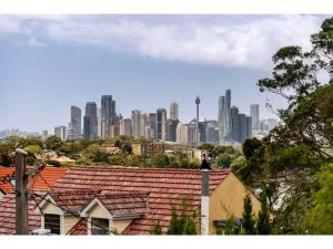 Spacious Family Home with Iconic Views