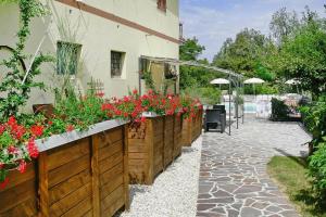 Apartment in Montefortino with communal pool