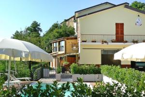 Apartment in Montefortino with communal pool