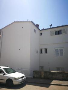 Apartments with WiFi Makarska - 25240