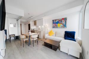 Chic 2 Bedroom Close to Eaton Centre