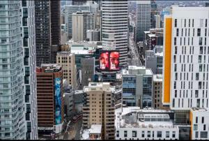 Chic 2 Bedroom Close to Eaton Centre