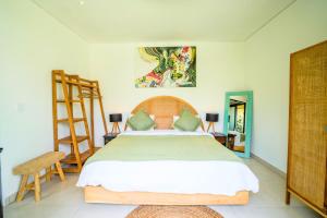 The Orange Sky - Stylish 3BR Pool Villa, Minutes to Canggu